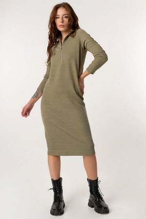 Платье трикотажное прямое миди с длинным рукавом оливковое