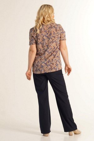 Блуза Блуза прямого силуэта. Выполнена  из эластичной блузочной ткани. Расцветка синие листья на кофейном. Вырез горловины V-образный.  Рукава  длина 48-52 р 23 см, 54-58 р 24 см, 60-64 р 25 см. Без п