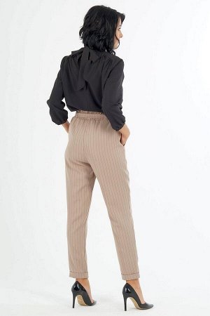 Комплект Комплект блуза и брюки. Блуза выполнена из эластичной блузочной ткани. Воротник стойка. Рукава длинные 48 см на манжетах. Низ прямой. По спине бант. Без подклада. ДИ  в 42-44 р  68 см, в 46-4