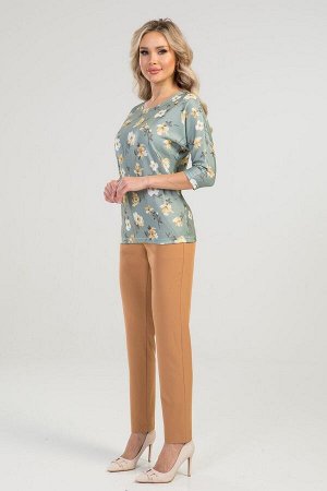 Комплект Комплект блуза и брюки. Блуза из трикотажного полотна. Расцветка цветы на оливковом. Круглый вырез горловины. Рукава 43 см от шейной точки. Без застёжки. ДИ в 42-44 р 64 см, 46-48 р  65 см, 5