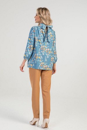 Блуза Блуза выполнена из эластичной блузочной ткани. Расцветка цветы на бирюзовом. Воротник стойка. Рукава длинные 48 см на манжетах. Низ прямой. По спине бант. Без подклада. ДИ  в 42-44 р  68 см, в 4