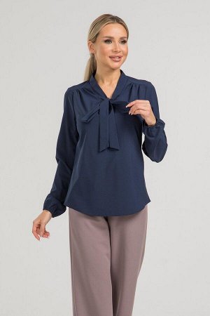 Блуза Изящная блуза прямого силуэта из эластичной блузочной ткани. Расцветка темно-синий. Горловина оформлена воротником-стойкой, переходящим в пышный бант на завязках.   Длинные втачные рукава собран