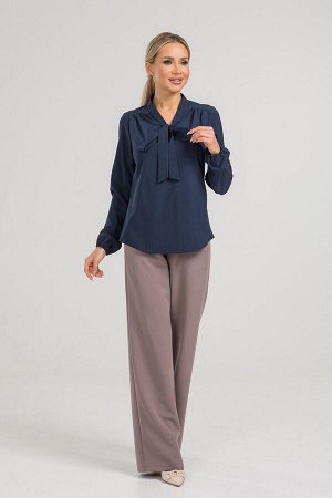 Блуза Изящная блуза прямого силуэта из эластичной блузочной ткани. Расцветка темно-синий. Горловина оформлена воротником-стойкой, переходящим в пышный бант на завязках.   Длинные втачные рукава собран