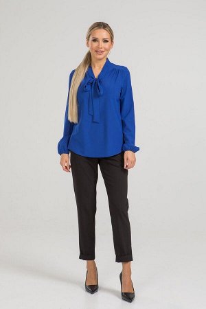 Блуза Изящная блуза прямого силуэта из эластичной блузочной ткани. Расцветка синий-электрик. Горловина оформлена воротником-стойкой, переходящим в пышный бант на завязках.   Длинные втачные рукава соб