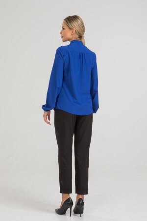 Блуза Изящная блуза прямого силуэта из эластичной блузочной ткани. Расцветка синий-электрик. Горловина оформлена воротником-стойкой, переходящим в пышный бант на завязках.   Длинные втачные рукава соб
