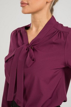 Блуза Изящная блуза прямого силуэта из эластичной блузочной ткани. Расцветка  марсала. Горловина оформлена воротником-стойкой, переходящим в пышный бант на завязках.   Длинные втачные рукава собраны н