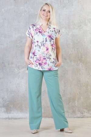 Блуза Блуза выполнена из эластичной блузочной ткани. Расцветка цветы на молочном. Фигурный вырез горловины. Короткие рукава длинна в 48-52 р 23 см, в 54-56 р 24 см, в 58-60 р 26 см, в 62-64 р 27 см. Н