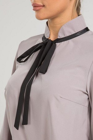 Блуза Изящная блуза прямого силуэта из эластичной блузочной ткани. Расцветка кофейный. Воротник-стойка с завязкой. Втачной рукав собран на манжету длинна 47 см. Низ ровный, без разрезов. Блуза добавит