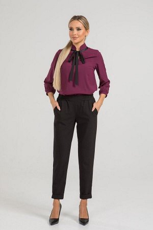 Комплект Комплект блуза и брюки. Изящная блуза прямого силуэта из эластичной блузочной ткани. Расцветка марсала. Воротник-стойка декорирован рюшей и завязкой. Втачной рукав собран на манжету длинна 47