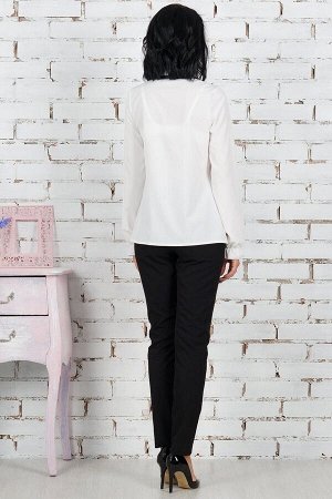 Блуза Красивая блуза из эластичной блузочной ткани. Расцветка белый. Ворот декорирован рюшей и завязкой. Рукав 63 см. Низ прямой. ДИ в 42-44 р 63 см, в 46-48 р 64 см, в 50-54 р 66 см. Рост модели 164 