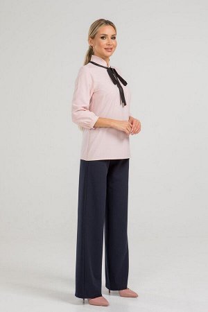 Блуза Изящная блуза прямого силуэта из эластичной блузочной ткани. Расцветка пудра. Воротник-стойка декорирован рюшей и завязкой. Втачной рукав собран на манжету длинна 47 см. Низ ровный, без разрезов