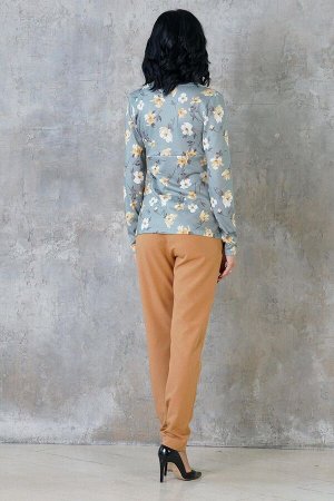 Блуза Блуза прилегающего силуэта. Выполнена из вязаного трикотажного полотна. Расцветка цветы на оливковом.  Вырез на запах. Длинные рукава 60 см. Низ прямой. Без застёжки. ДИ в 42-44 р 62 см., в 46-4