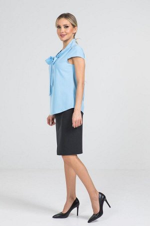 Блуза Элегантная блузка из легкой эластичной ткани. Расцветка голубой. Горловина оформлена стойкой переходящей в завязку - бант. Рукава короткие 10 см. Низ ровный, без разрезов. Без застёжки. Без подк