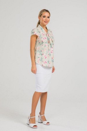 Блуза Элегантная блузка из легкой эластичной ткани. Расцветка цветы на бежевом. Горловина оформлена стойкой переходящей в завязку - бант. Рукава короткие 10 см. Низ ровный, без разрезов. Без застёжки.