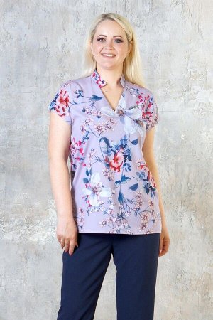 Блуза Блуза выполнена из эластичной блузочной ткани. Расцветка цветы на сиреневом. Фигурный вырез горловины. Короткие рукава длинна в 48-52 р 23 см, в 54-56 р 24 см, в 58-60 р 26 см, в 62-64 р 27 см. 