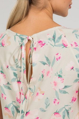 Блуза Блуза выполнена из эластичной блузочной ткани. Расцветка цветы на бежевом. Круглый вырез горловины. Короткие рукава, в 42-44 р 18 см, в 46-48 р 19 см, в 50-54 р 20 см. Открытая спинка. Модель от