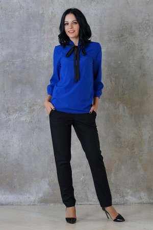 Комплект Комплект блуза и брюки. Красивая блуза из эластичной блузочной ткани. Расцветка синий электрик. Ворот декорирован рюшей и завязкой. Рукава 47 см. Низ прямой. ДИ в 42-44 р 65 см, в 46-48 р 66 