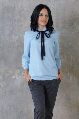 Комплект Комплект блуза и брюки. Красивая блуза из эластичной блузочной ткани. Расцветка голубой. Ворот декорирован рюшей и завязкой. Рукава 47 см. Низ прямой. ДИ в 42-44 р 65 см, в 46-48 р 66 см, в 5