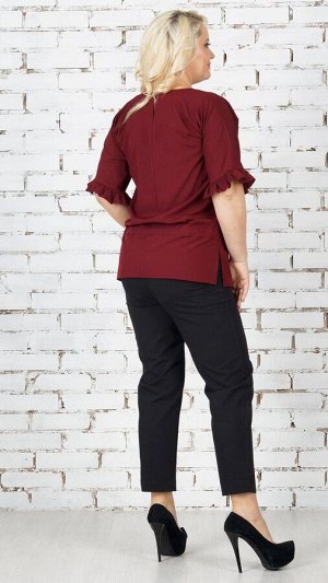 Блуза Красивая блуза свободного силуэта. Выполнена из эластичной блузочной ткани. Круглый вырез горловины. Рукава цельнокроеные с воланом 48-52 р 39 см, 54-60 р 40 см, в 62-64 р 42 см. Застёжка пуговк