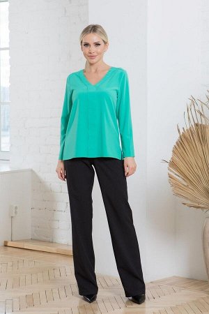 Блуза Очаровательная блуза прямого силуэта. Выполнена из эластичной блузочной ткани. Расцветка зеленый. V-образный вырез горловины. Рукава длинные 54 см. Низ прямой, с разрезами. Блузка для работы и п