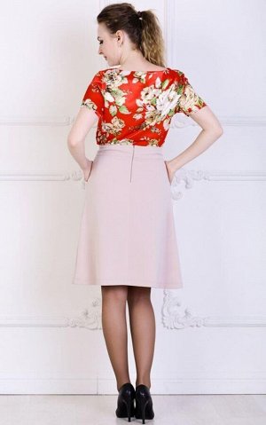 Блуза Эффектная блуза с коротким рукавом и воротником лодочка. Расцветка розы на красном. Материал атлас. Рост модели - 164 см. размер изделия 42. Состав полиэстер 100%. Материал Атлас. Тип Повседневн
