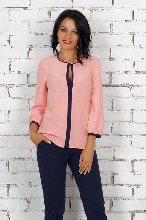 Блуза Блуза выполнена из эластичной блузочной ткани. Расцветка розовый с синими вставками. Вырез горловины круглый. По переду горловины разрез на пуговице. Рукава длинные 48 см. Низ прямой. Без подкла