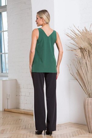 Блуза Красивый топ из легкой эластичной ткани будет незаменим в женском базовом гардеробе. Расцветка темно-зеленый. Модель прямого кроя. V - образная горловина. Низ ровный, без разрезов. Без застёжки.