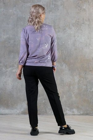 Блуза Очаровательная блуза выполнена из эластичной блузочной ткани. Расцветка цветы на фиолетовом. Вырез горловины круглый с встречной складкой. Рукав 3/4 49 см. на манжете. Низ на завязке. Без застёж