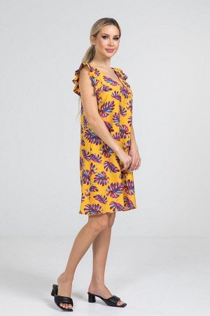 Платье Комфортное летнее платье свободного силуэта из легкой ткани муслин. Расцветка тропические листья на желтом. Вырез горловины V-образный. Без рукавов, декорирован крылышком с рюшей. Низ ровный, б