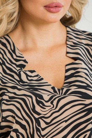 Блуза Стильная блуза прямого силуэта с ассиметричным низом. Выполнена  из эластичной блузочной ткани. Расцветка зебра чёрный на бежевом. Вырез горловины V-образный.  Рукава  длинные 50 см. Без подклад