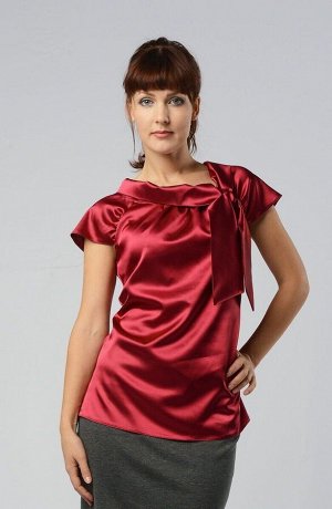 Блуза Великолепная женственная блуза прямого силуэта, выполнена из атласа цвета красный персидский. Ворот "хомут" дополнен с боку завязками. Свободный низ блузы позволяет комбинировать ее с брюками и 