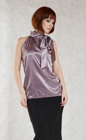 Блуза Прекрасная блуза струящегося-прямого силуэта, модель американка, выполнена из атласа. Расцветка чёрный горох на розовом. Изящный ворот стойка на завязках, фиксирует блузу на шее объемным бантом,