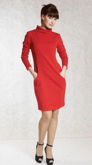 Платье Платье приталенного силуэта, выполнено из плотного трикотажного полотна сложного красного цвета. Невысокий воротник стойка с отворотом, длинный втачной рукав заужен к низу. Перед платья декорир