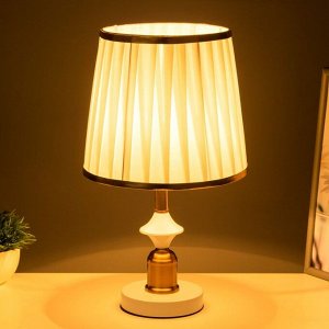 Настольная лампа "Фелиция" Е27 40Вт бело-золотой 25х25х39 см RISALUX