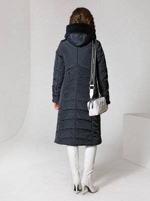Пальто Пальто полуприлегающего силуэта с втачными рукавами и застежкой на двухзамковую молнию с ветрозащитной планкой.  Отворот втачного капюшона и внутренняя обтачка по низу рукава выполнены из мягко