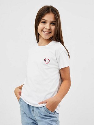 Белоснежная футболка с лаконичным принтом для девочек