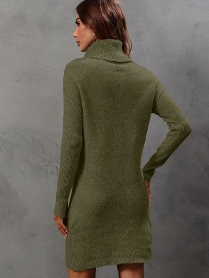Платье-свитер с высоким воротником со спущенным плечом