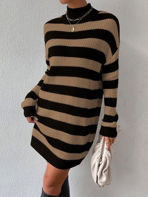 Платье-свитер двухцветный со спущенным плечом без пояса
