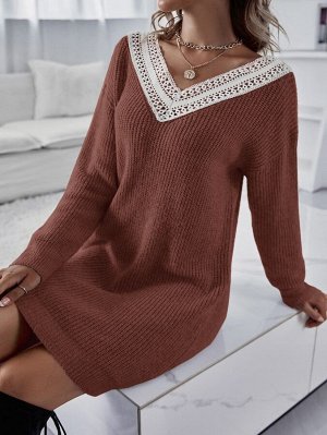 Платье-свитер с гипюровой кружевной отделкой со спущенным плечом