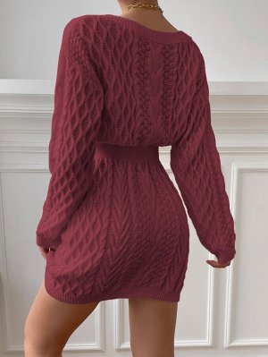 Платье-свитер фактурной вязки со спущенным плечом