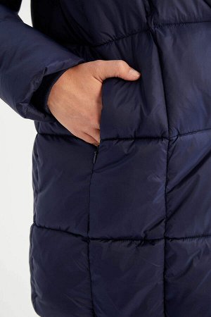 Утепленное водонепроницаемое пальто с капюшоном