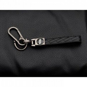 Брелок на ключи с кожаным, черным ремешком с узорами в виде ромбов (с отверткой в комплекте)