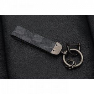 Брелок на ключи с кожаным, черным ремешком с узорами
