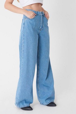 Легкие джинсы с высокой талией и широкими штанинами
