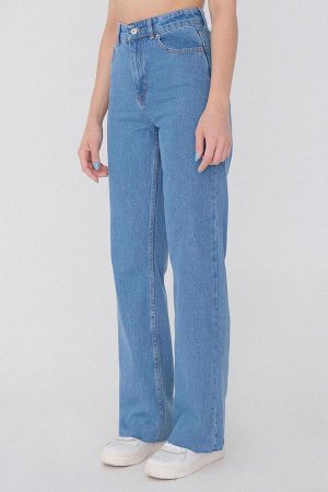 Легкие джинсы с высокой талией и широкими штанинами