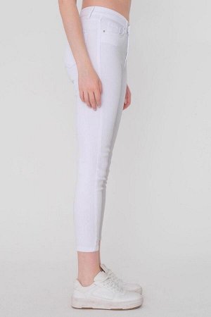 Белые джинсы скинни со стандартной посадкой