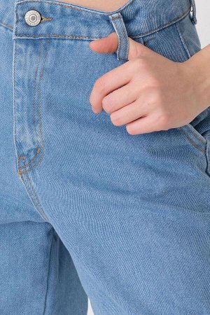 Легкие джинсы широкого кроя с высокой талией и карманами