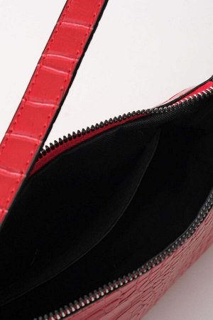 Красная сумка на ремешке с текстурой под крокодила