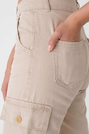 Бежевые джинсы-джоггеры с карманами и отделкой