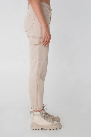 Бежевые джинсы-джоггеры с карманами и отделкой